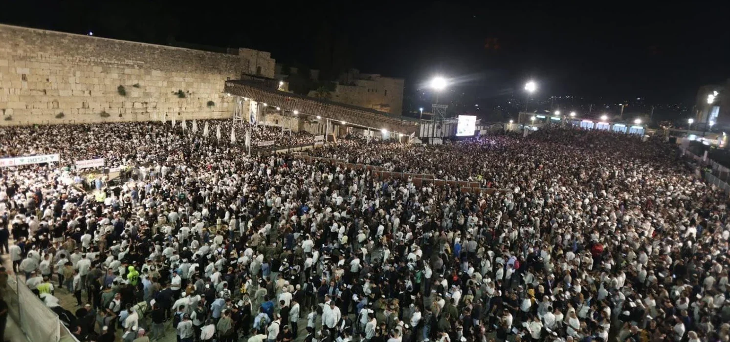רחבת הכותל המערבי מלאה במתפללים